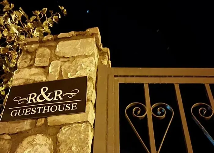 R&r Gesthouse Pensión Široka